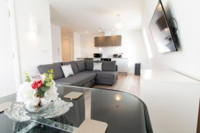 MODERN FLAT 2 MINS WALK FROM RESTAURANTS BARS CLUBS & BEACH!